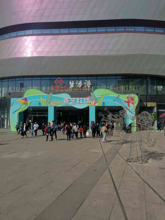 西城红场-"虽说跟万达都在哈西这,但是西城红场明显人.