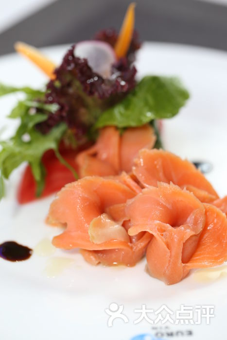 欧万法式扒房(恒隆广场店)烟熏三文鱼蔬菜沙拉图片 - 第1张