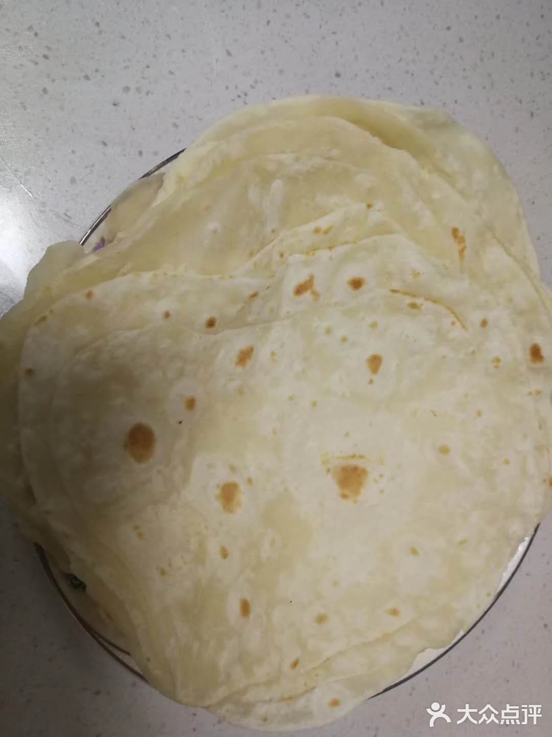 ️把面团团好  分出小块  擀成饼状