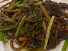 茶树菇炒牛柳-香港新发烧腊茶餐厅(万象店)