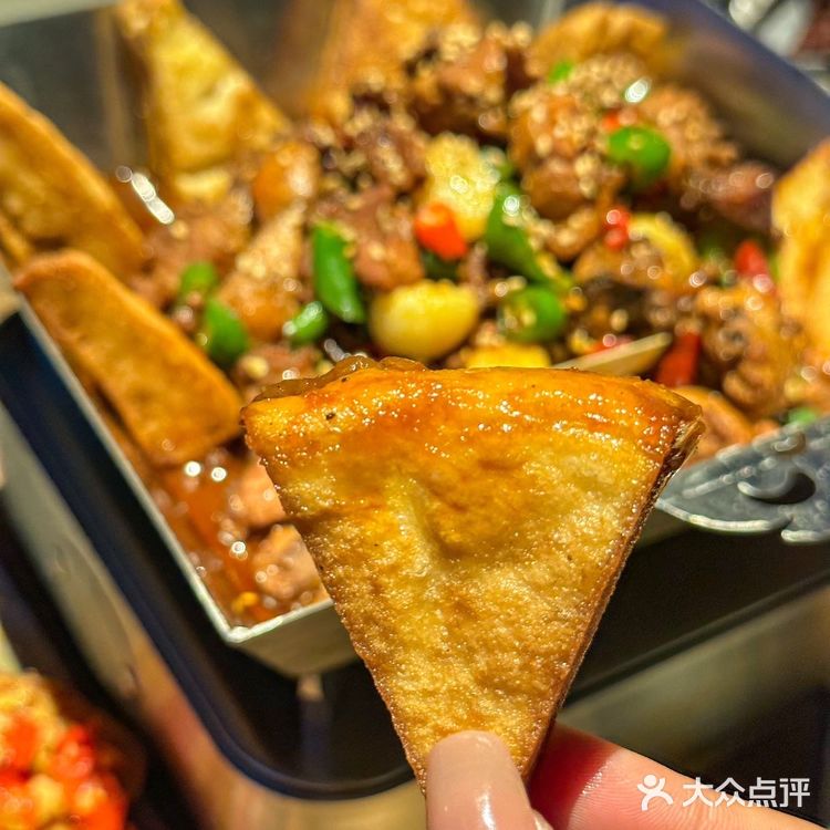 这家烤串店做的炒鸡泡饼也太好吃了吧!