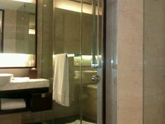 洗手间有点小,不过环境还不错-上海龙之梦万丽酒店