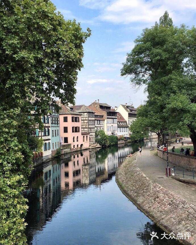 因而该市在语言和文化上兼有法国和德国的特点