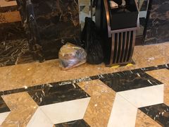 意外发现昨晚请服务员处理的垃圾扔在电梯口-碧桂园凤凰城酒店(南京店)