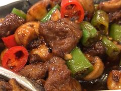 石锅蘑菇黑椒牛肉粒-鹿港小镇(黄金店)