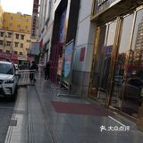 新玛特商场停车方便，逛的，吃的，玩的都有，一楼到四楼