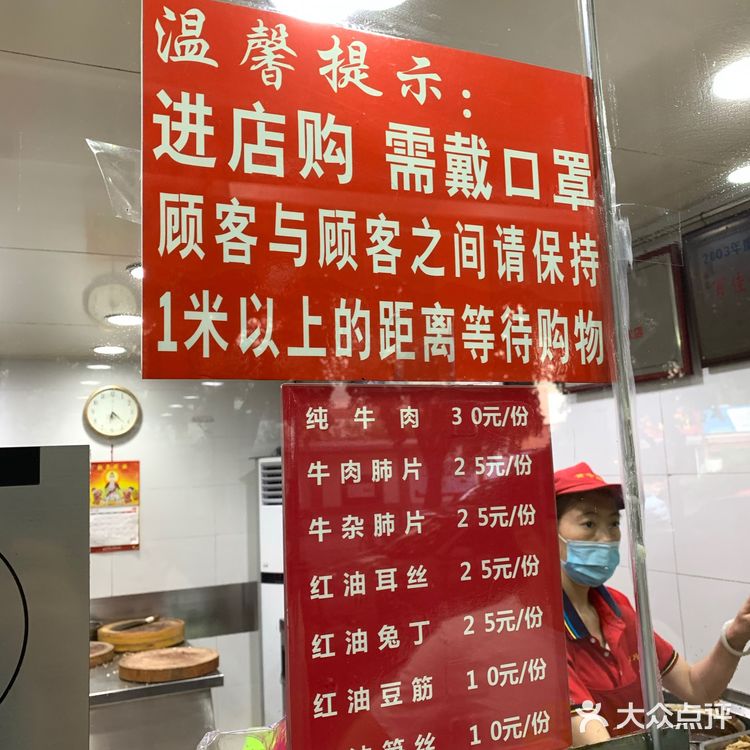 一排餐厅商铺上。但其实并不是特别显眼的位置，排队还好