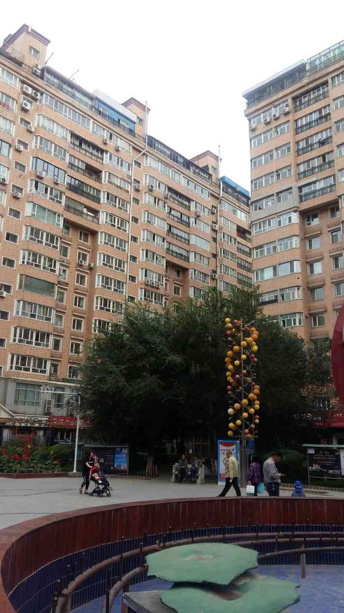 红十月小区-"这个小区也比较久了.占地面积挺大的,地理.