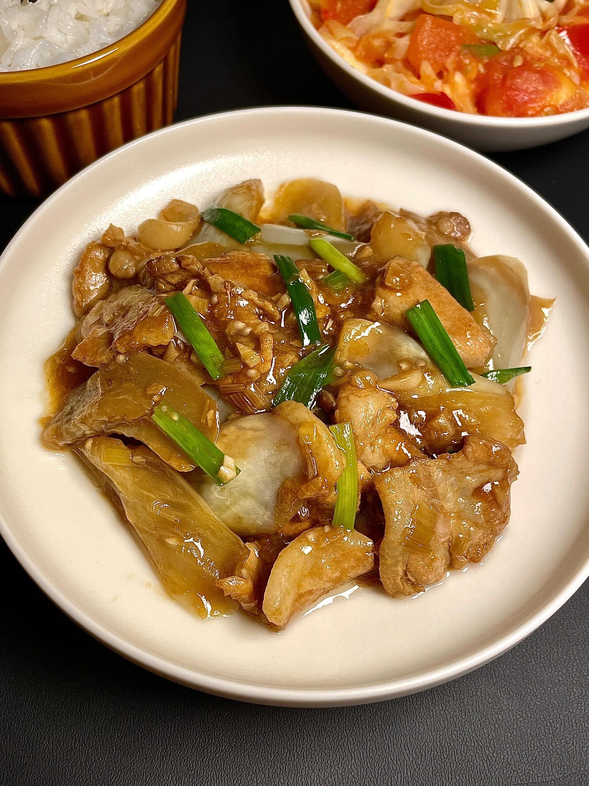 茄子炒肉:白茄子,五花肉,葱蒜
2