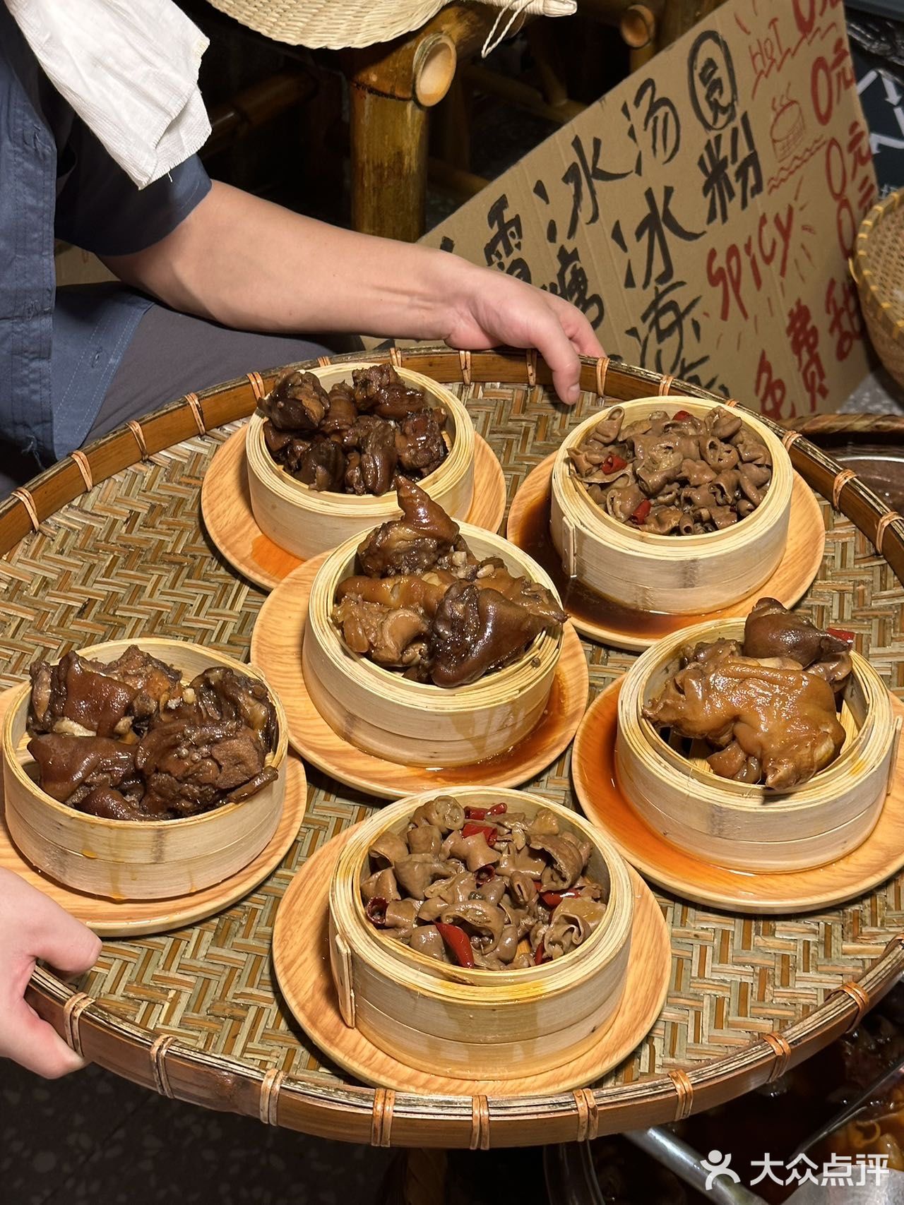 太好吃了！挑挑肥肠！鸭血面！奶豆腐！根本夸不完！