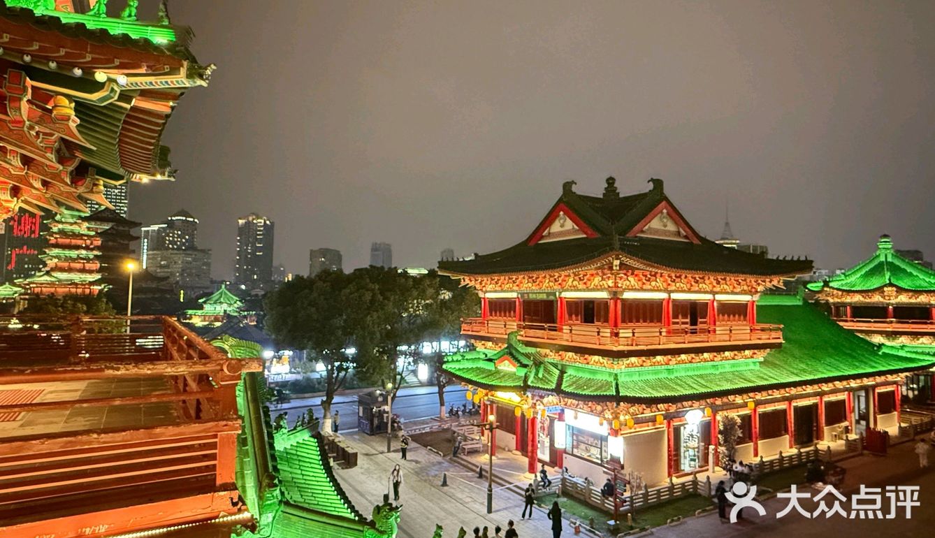 南昌地标性的建筑，旁边吃一顿饭足以。尖叫