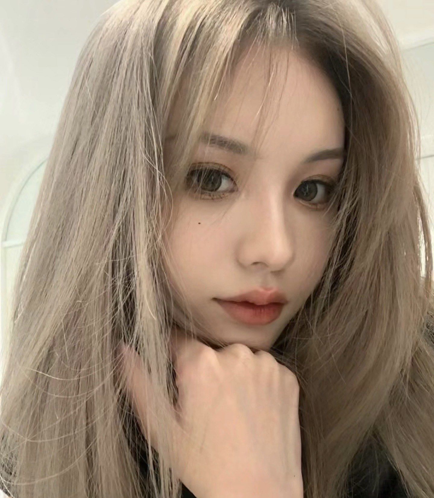 灰棕色系在发型界闪耀了足足十年,
直