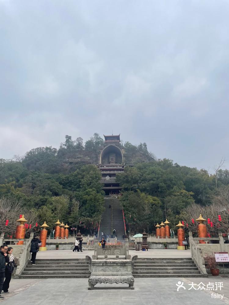 中国第二大佛荣县大佛