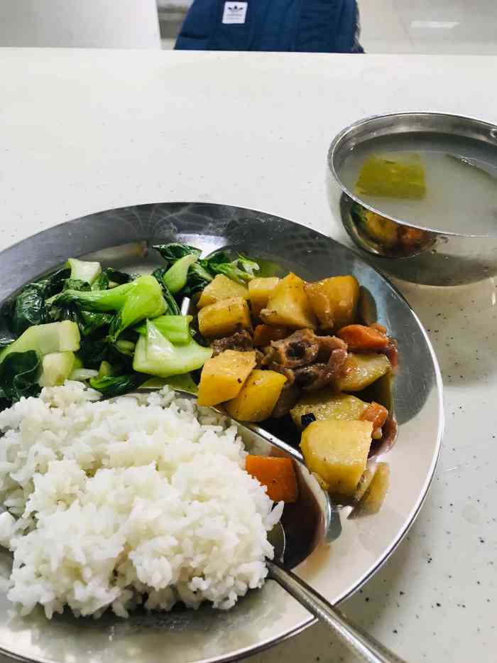 绿榕园有三层楼,第一层是天猫超市和一些小店面