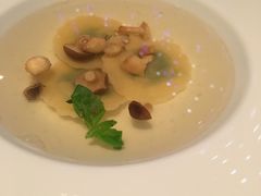 番茄清汤搭配罗勒意饺及海螺肉-AZUR聚(香格里拉饭店)