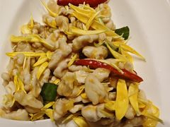 鲜桃仁拌菊花-蔼若春.传承云南菜(金碧公园店)
