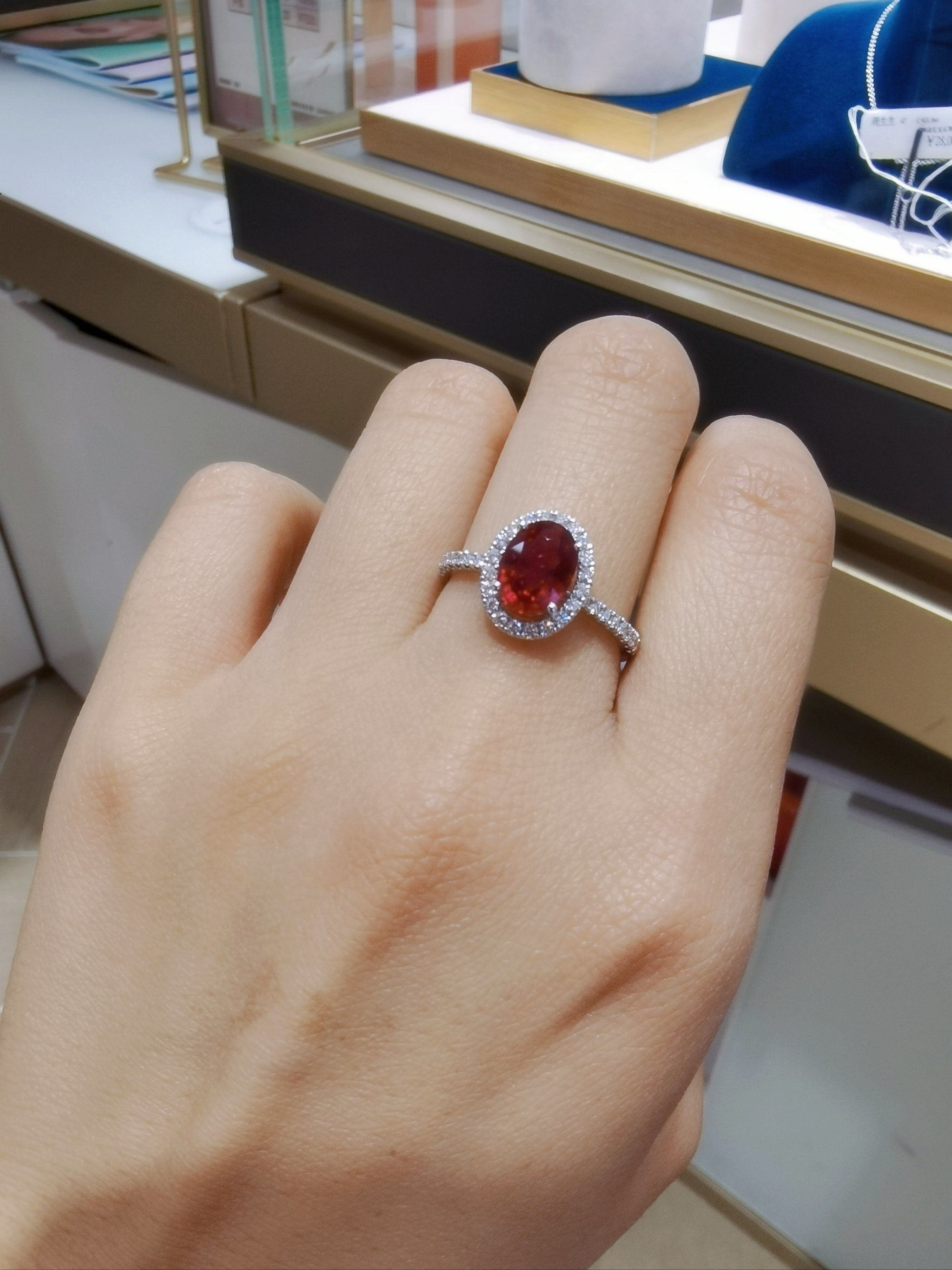 周生生-美翻了的鸽血红红宝石戒指