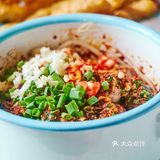 店里的唱片机和胶片相机也是真家伙，满满的复古感