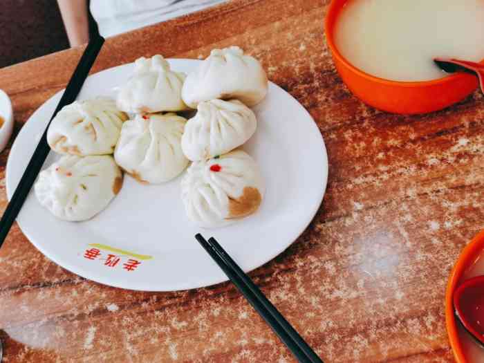 贾记包子铺(真理道店)-"就是服务员态度不怎么好,口味超赞.