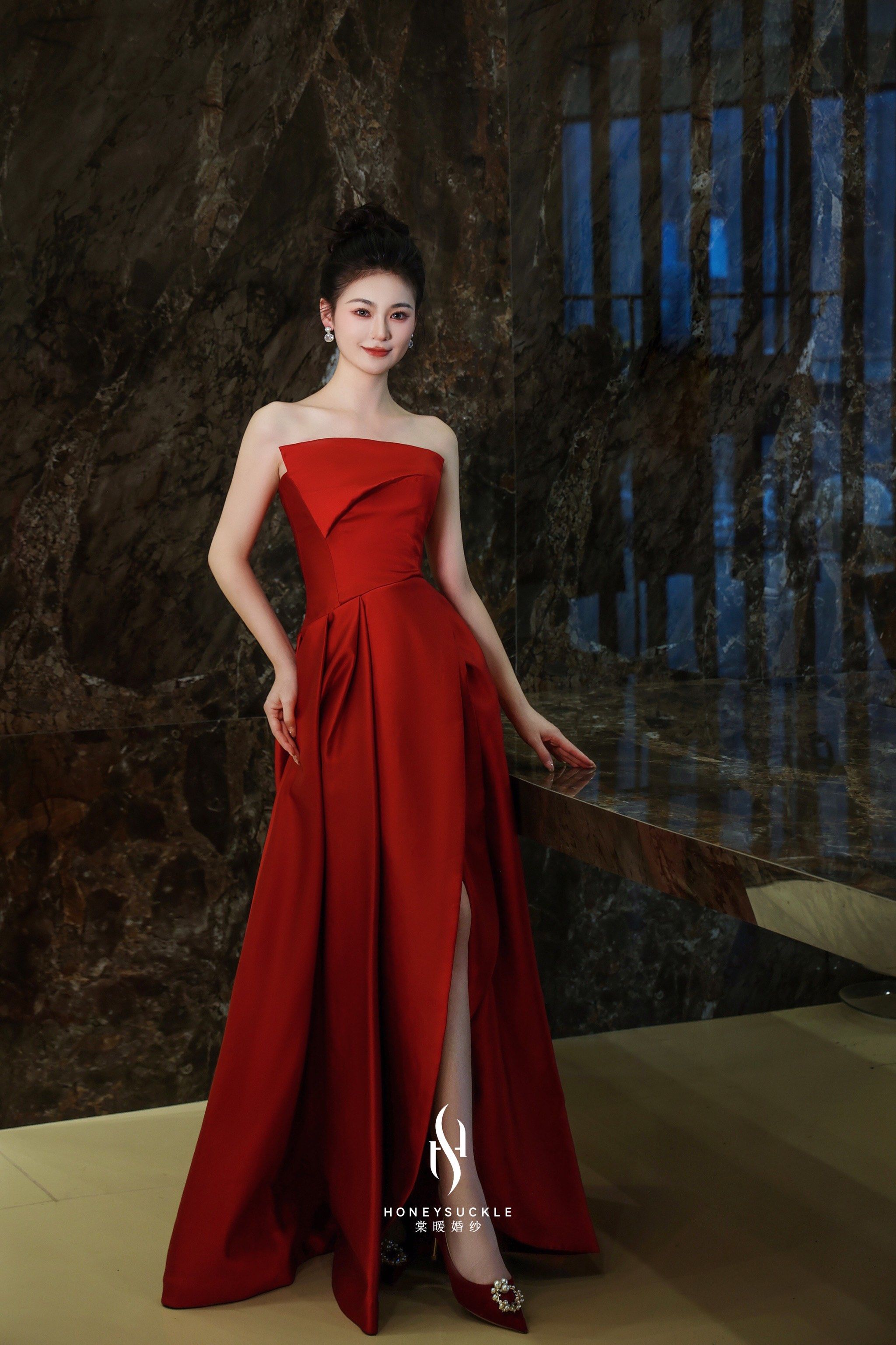 开叉设计
将女性的柔美性感气质优雅的不同面同时展现
#红色礼服