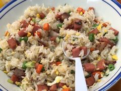 明姨海鲜炒饭-明姨仔潮汕美食·碳炉猪脚·汕尾牛腩饭·起片鸡煲(起义路店)