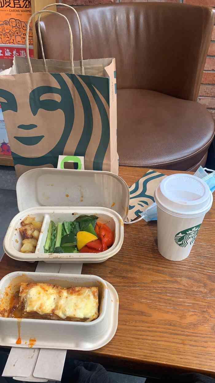 打分 80 /人 只看图二是看不出这居然是产自星巴克的午餐～ 味道还行