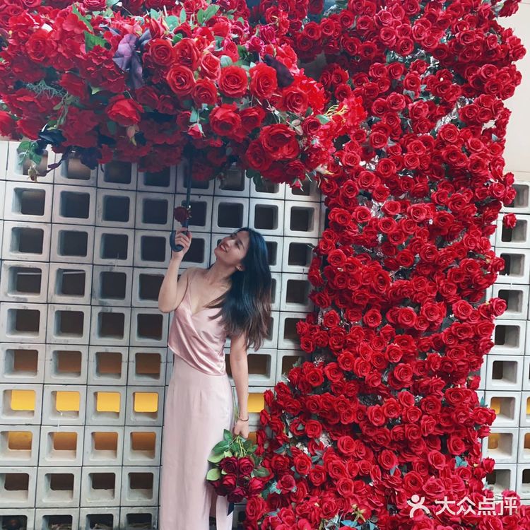 不是，这么漂亮的玫瑰花海餐厅到底谁在吃饭❗️ 