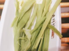 -老牌坊云南鱼豆花火锅(哈西万达店)