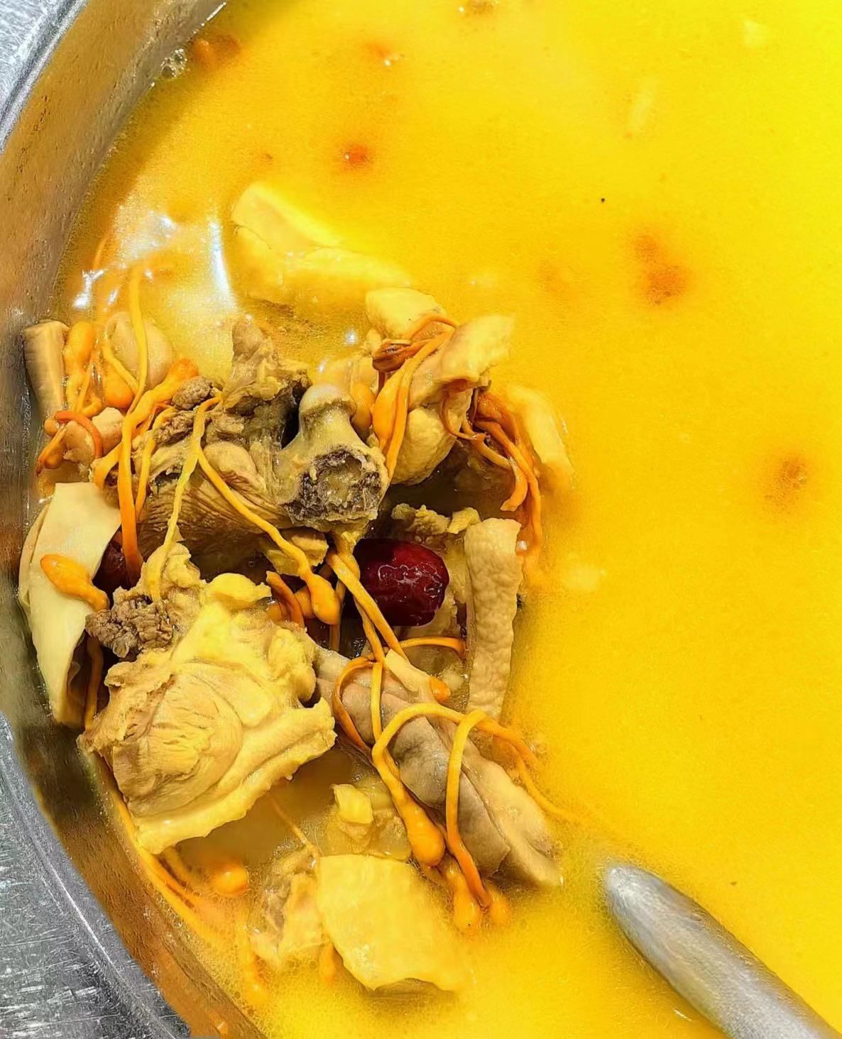 虫草花猪肚鸡味道很好,食材新鲜,配菜份量