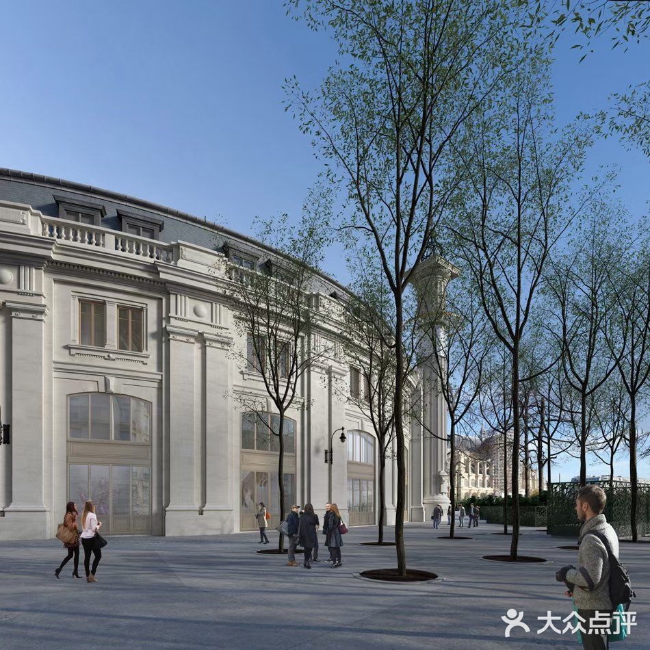 复古风与现代简约单品的搭配风潮也吹至城市建筑里！