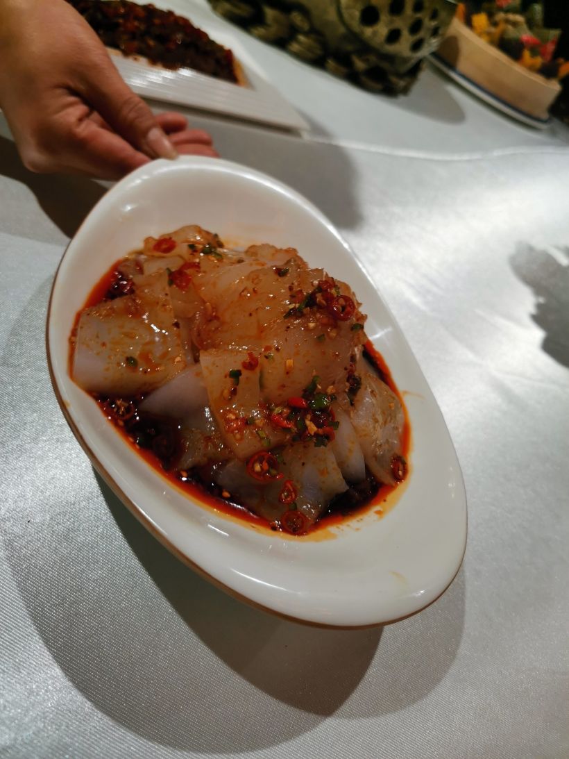 这个浇汁加沙外皮有点酥酥的,嚼起来非常好吃,份量也很足哈