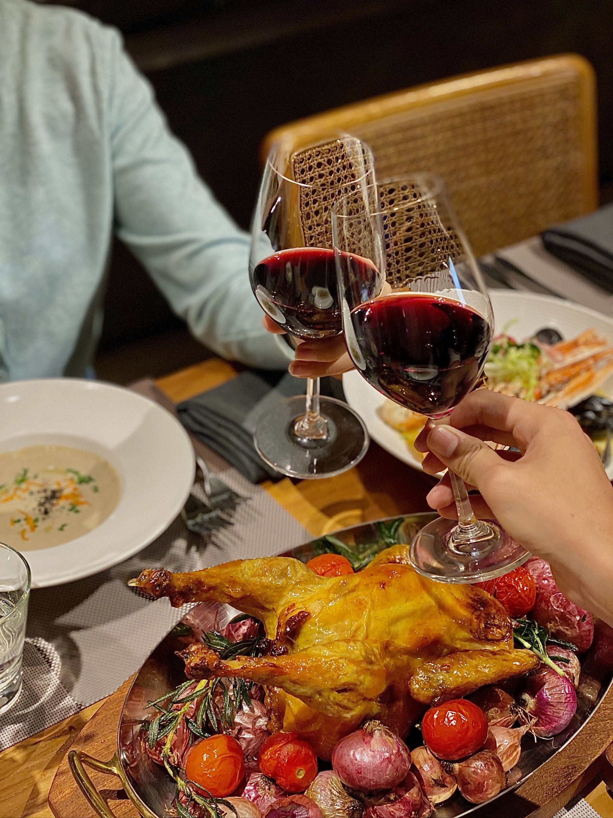 错 适合下午和姐妹下午茶,晚上带上约会对象享受红酒🍷牛排🥩大餐