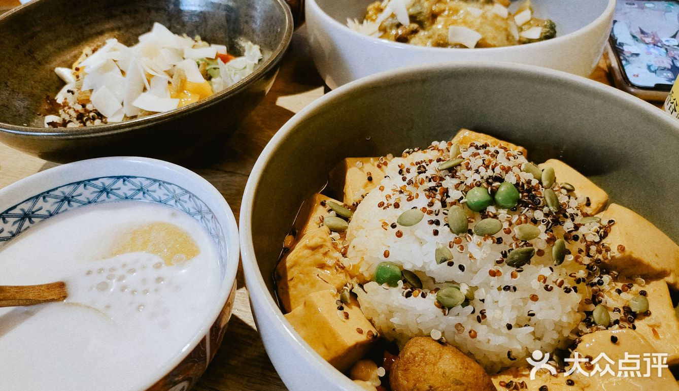 四点半到的时候有点早，五点钟才开始营业，坐了会儿