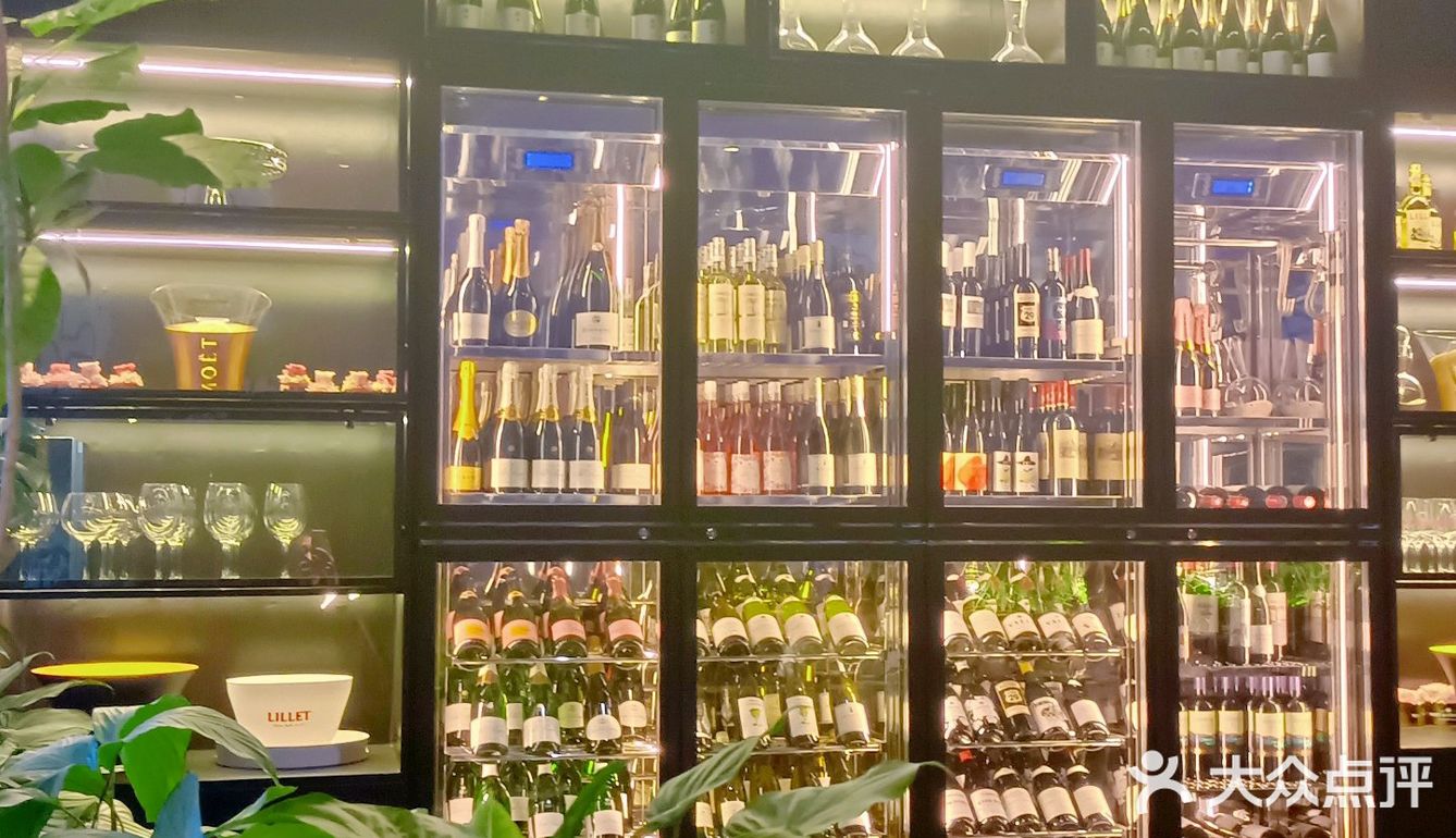 充满艺术感的绿植西餐厅