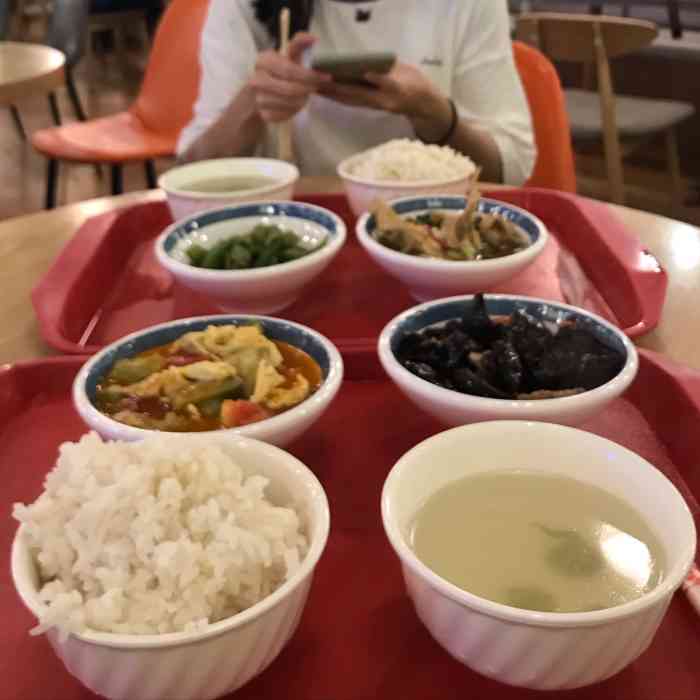 同济大学浙江学院-食堂-"一食堂三楼的自助称重餐拿完感觉可能不够.