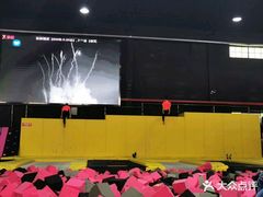 -嘿哟动霸CHUA·新潮玩运动娱乐中心·蹦床滑冰团建乐园