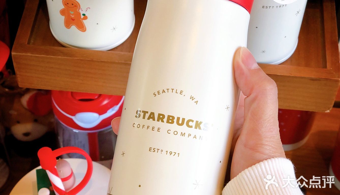 吃完饭旁边就是星巴克，来一杯咖啡️续命。人挺多的
