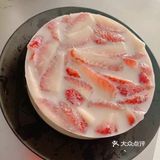 请姐妹吃我做的牛奶草莓布丁[调皮][调皮]