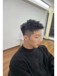 -一家只做男发烫染的店