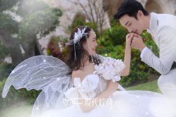 -现代经典婚纱摄影