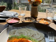 烟熏三文鱼配烤饺子皮和芥末籽酱-BOR Eatery(安福路店)