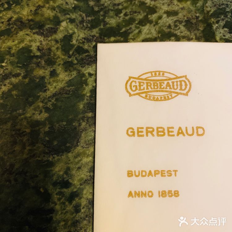 布达佩斯很古老的一家咖啡馆… 旁边是一家米其林二星的