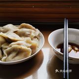 从和面、揉面团开始,然后醒面的同时,剁馅儿、拌馅儿