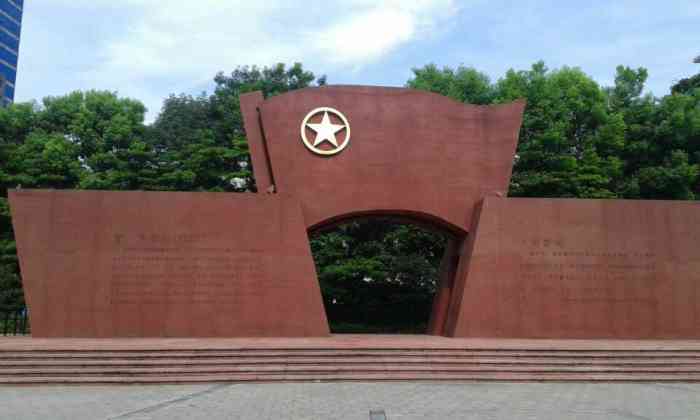 团一大广场-"团一大广场离我们住的宾馆很近,刚开始不明.