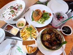 -Chom Cafe and Restaurant