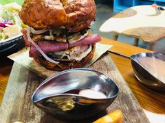 双蛋指椒牛肉汉堡-魏斯理汉堡(西安沣东吾悦店)