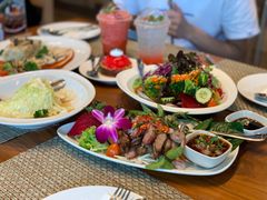 -Chom Cafe and Restaurant