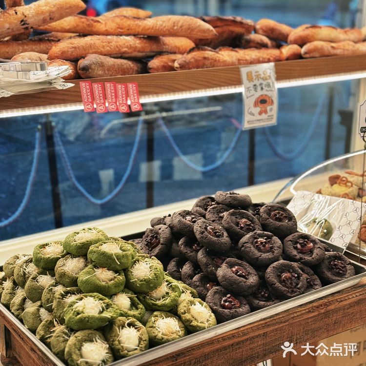 这是。。。。阿哆诺斯吗？？面包脑袋快冲！