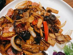 鸡纵菌炒腊肉-将相和·海鲜蒸饺大连菜