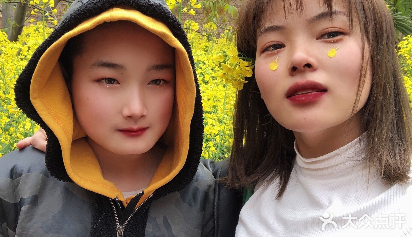 油菜花盛开地